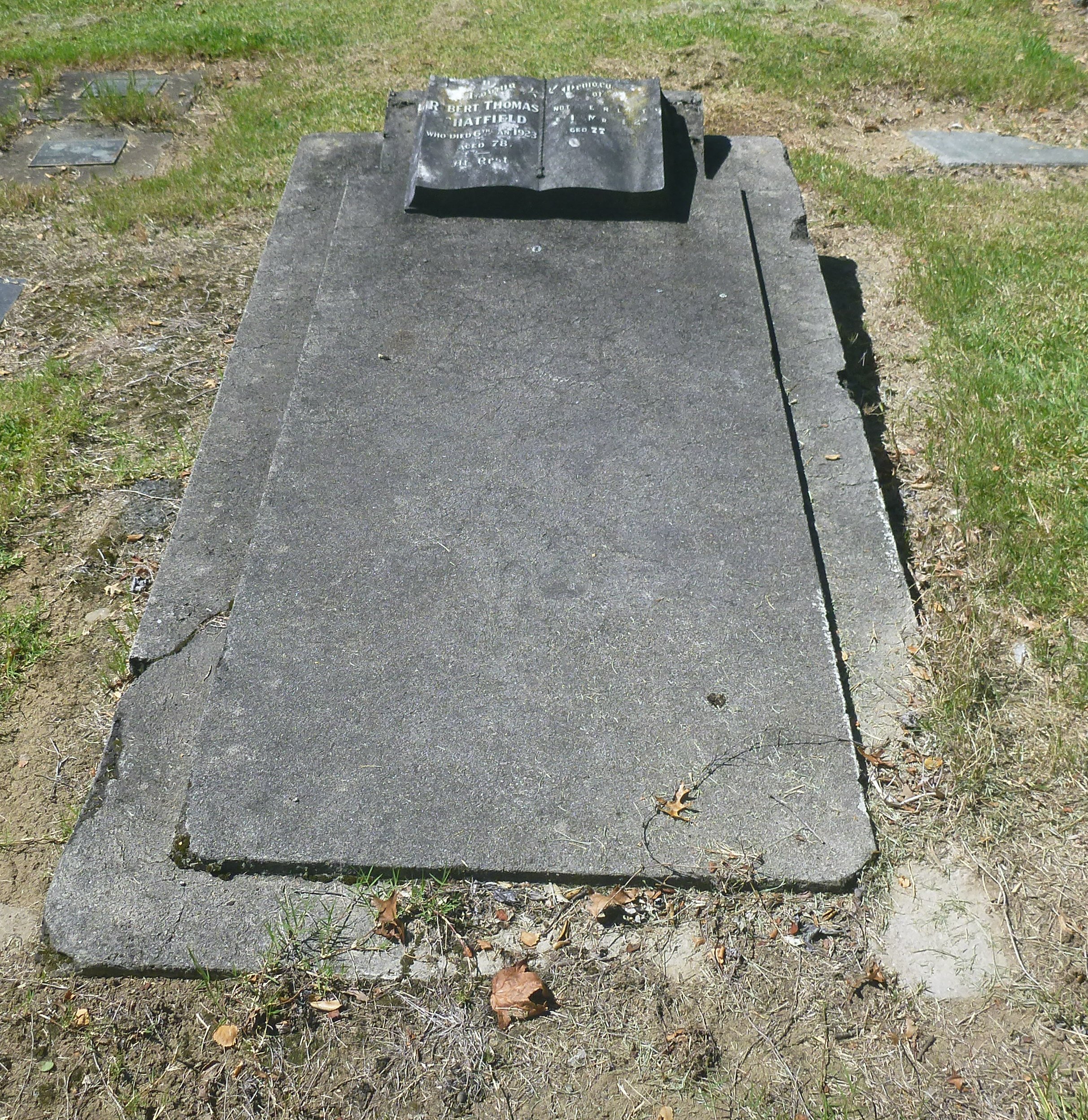 CHATFIELD Robert Thomas 1845 - 1923 grave whole.jpg